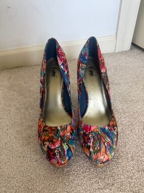 Fioni Multicolor Floral Heels Round Toe Pumps Womens Size 9